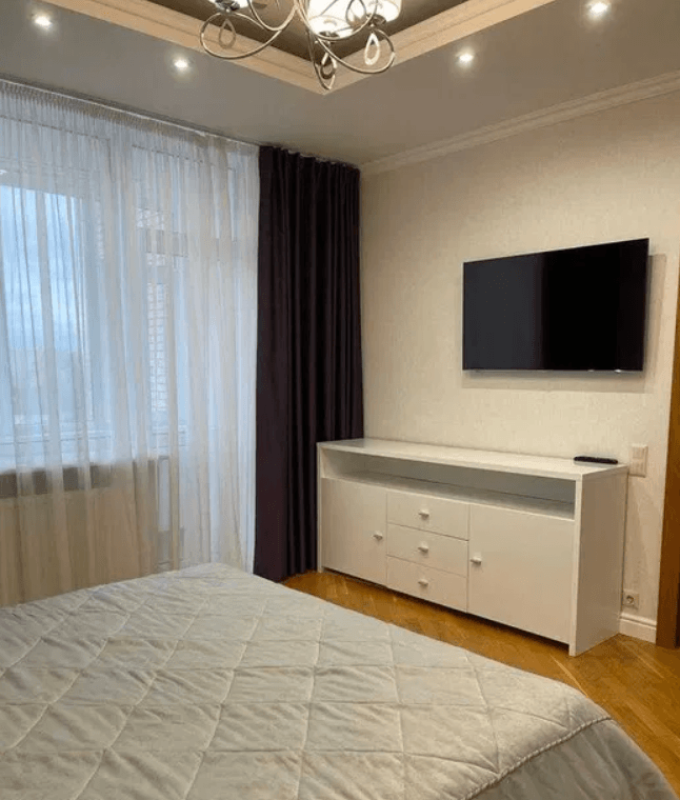 Long term rent 3 bedroom-(s) apartment Lesi Ukrainky Boulevard 7б