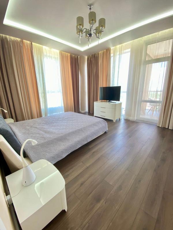 Long term rent 3 bedroom-(s) apartment Mykhaila Drahomyrova Street 11