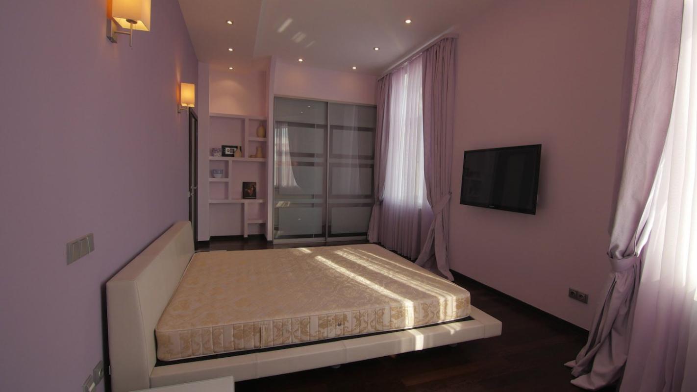 Long term rent 2 bedroom-(s) apartment Khreshchatyk Street (Khreschatyk Street)