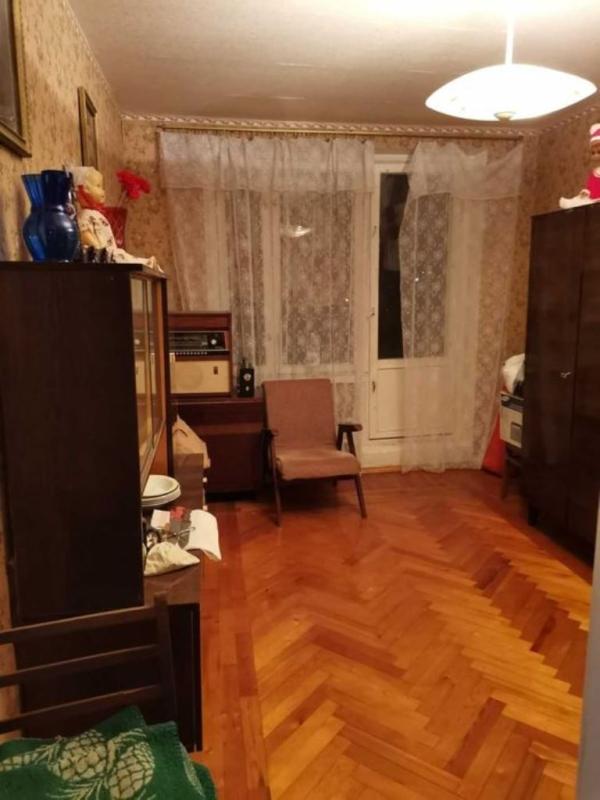 Продаж 3 кімнатної квартири 65 кв. м, Героїв Праці вул.