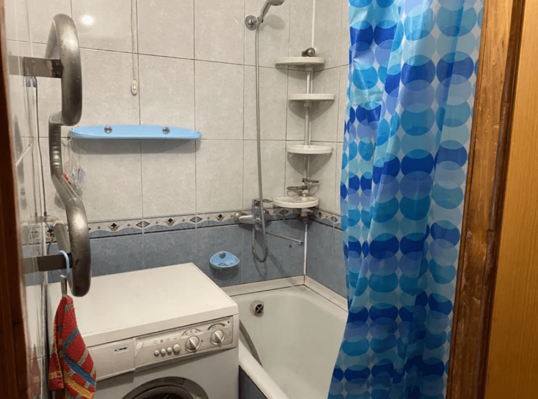 Long term rent 3 bedroom-(s) apartment Druzhby Narodiv Street 223