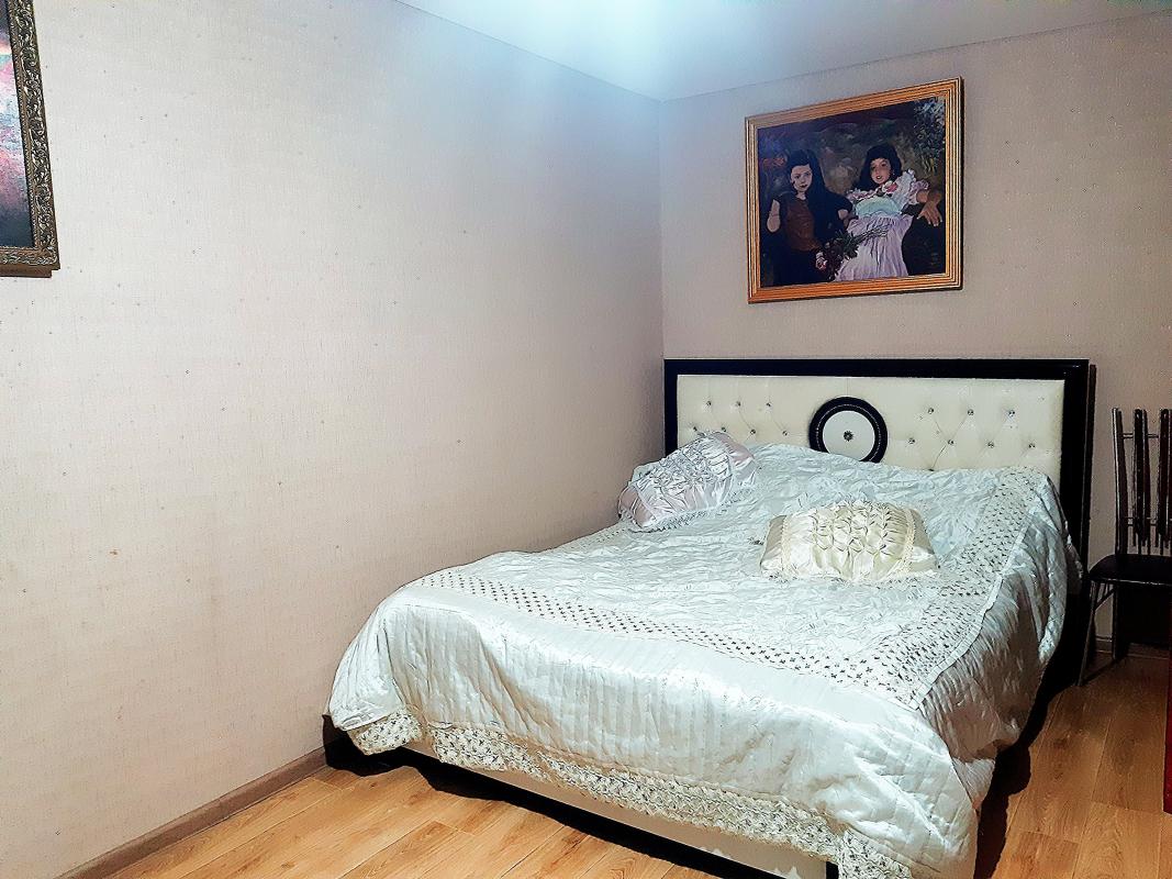 Sale 1 bedroom-(s) apartment 33 sq. m., Kharkivskykh Dyviziy Street 8/1