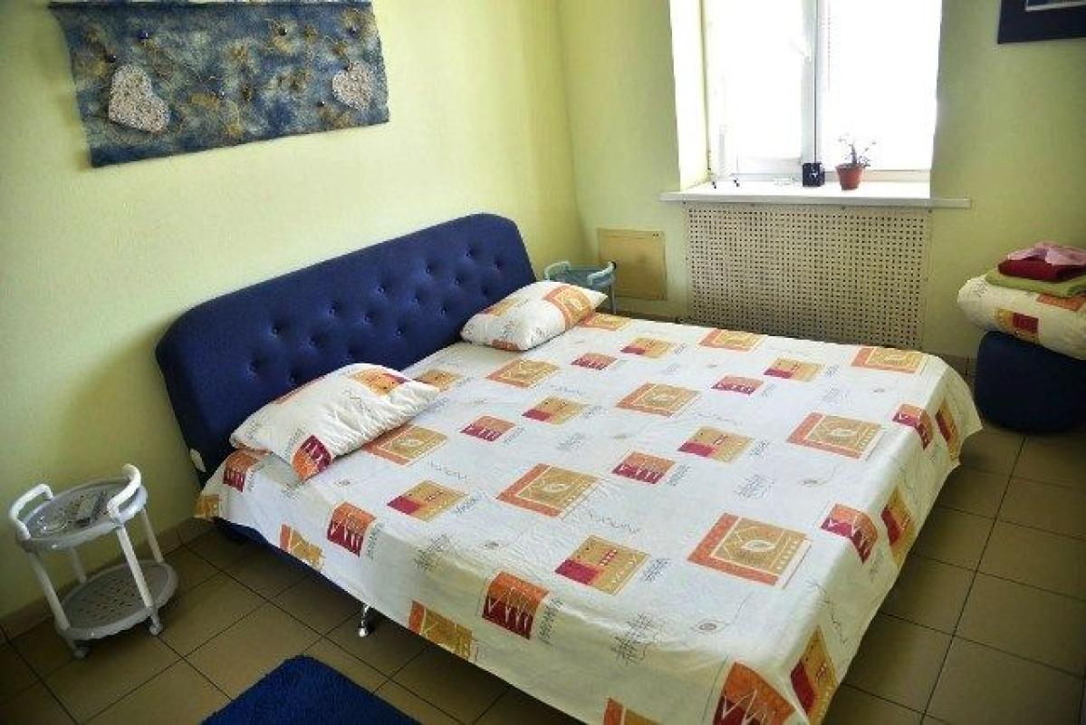 Long term rent 3 bedroom-(s) apartment Yaroslava Mudrogo Street (Petrovskoho Street) 38