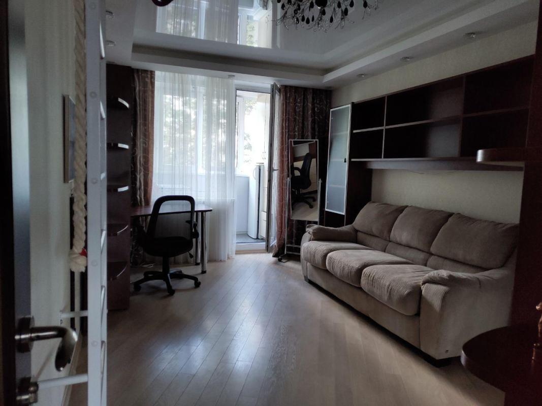 Long term rent 3 bedroom-(s) apartment Peremohy Avenue 61