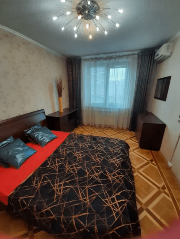 Long term rent 3 bedroom-(s) apartment Peremohy Avenue