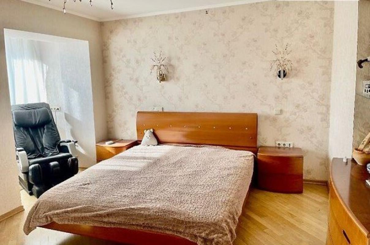 Long term rent 3 bedroom-(s) apartment Pochainynska Street 35