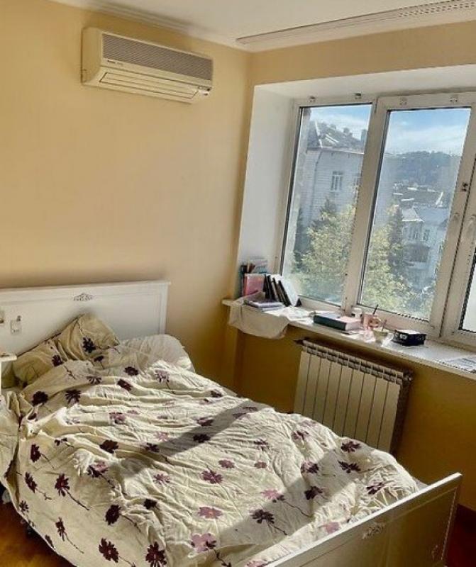 Долгосрочная аренда 3 комнатной квартиры Почайнинская ул. 35