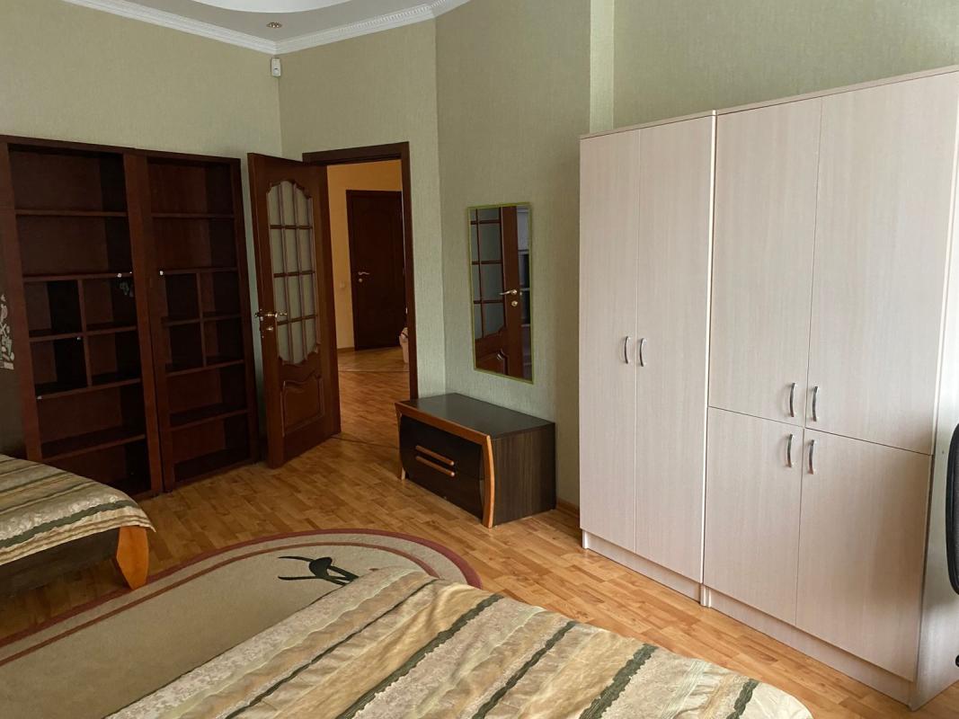 Long term rent 3 bedroom-(s) apartment Staronavodnytska Street 6Б