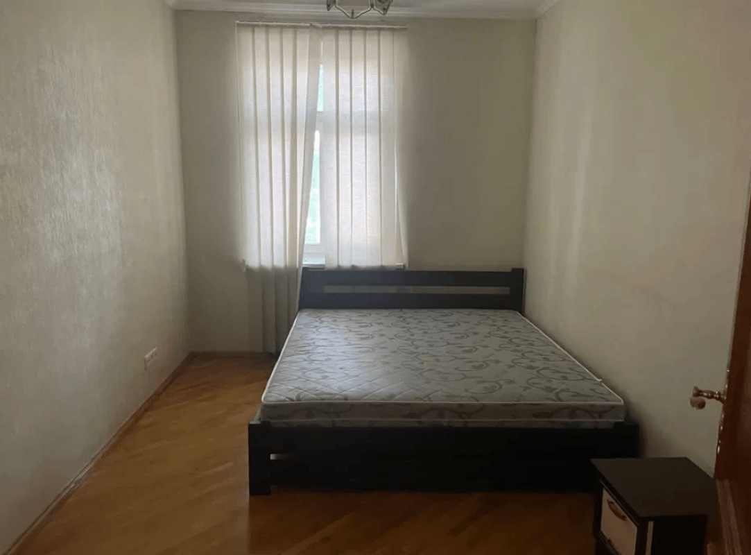 Long term rent 3 bedroom-(s) apartment Lypska Street 19/7