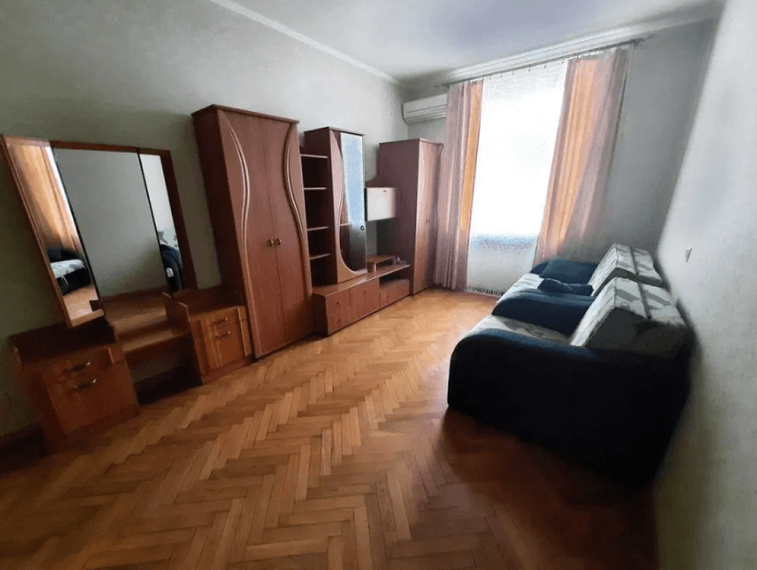Долгосрочная аренда 3 комнатной квартиры Владимирская ул.