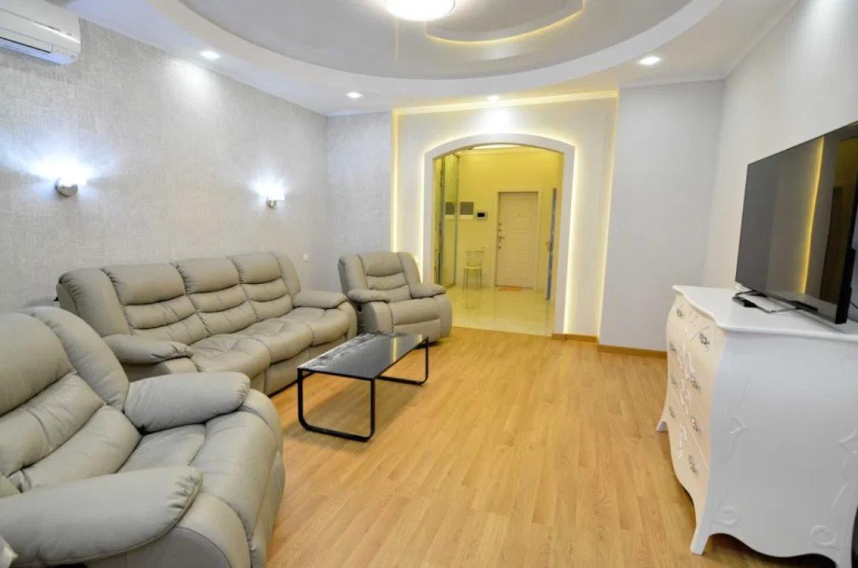 Long term rent 3 bedroom-(s) apartment Hoholivska Street
