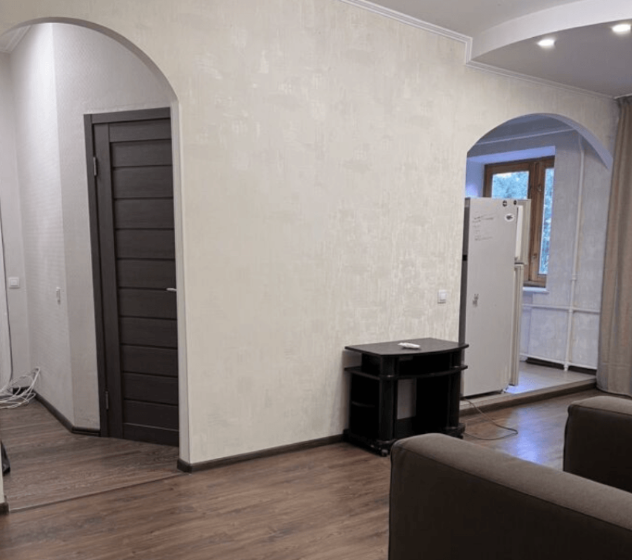Long term rent 3 bedroom-(s) apartment Lesi Ukrainky Boulevard 10а