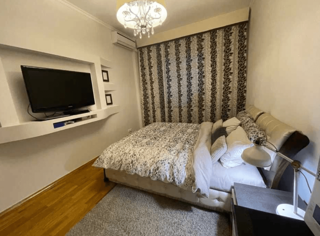 Long term rent 3 bedroom-(s) apartment Kovpaka Street 17