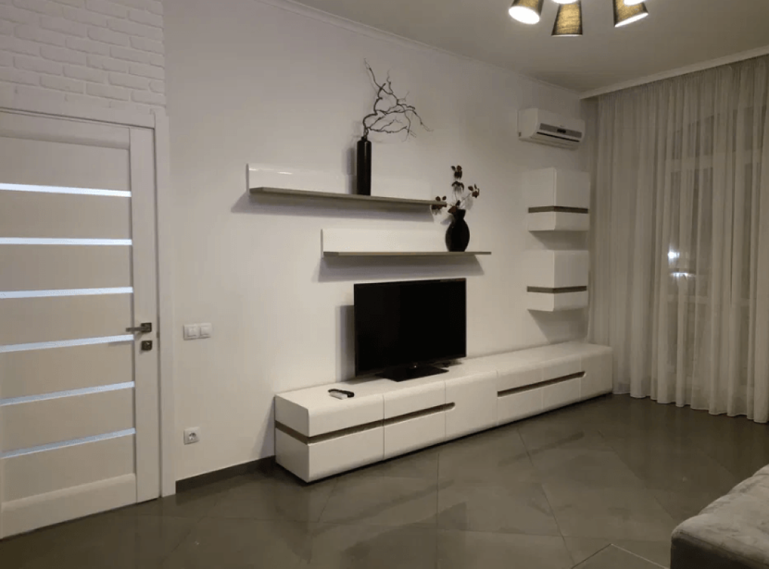 Long term rent 2 bedroom-(s) apartment Shota Rustaveli Street 5/14