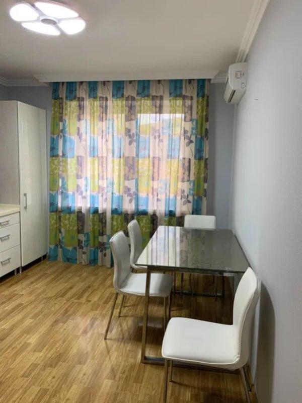 Long term rent 3 bedroom-(s) apartment Petra Hryhorenka Avenue