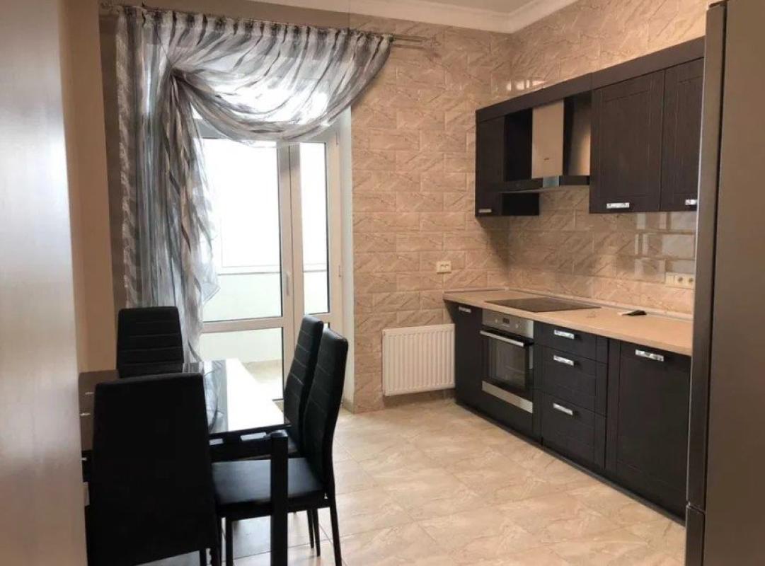 Long term rent 3 bedroom-(s) apartment Yevhena Konovaltsia Street (Schorsa Street)