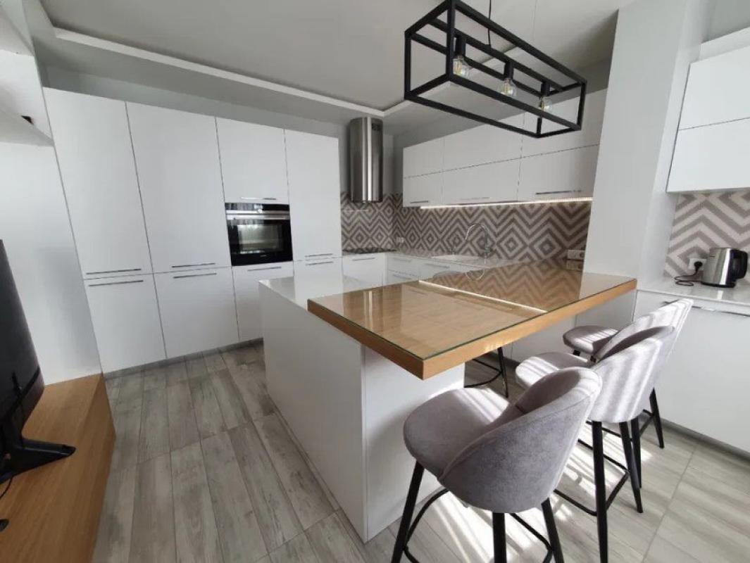 Long term rent 1 bedroom-(s) apartment Aviakonstruktora Ihoria Sikorskoho Street (Tankova Street) 4г