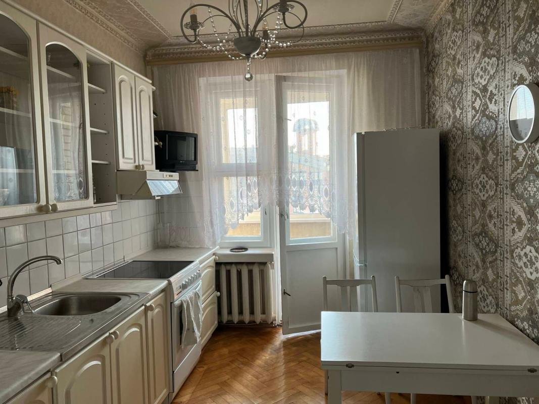 Long term rent 3 bedroom-(s) apartment Lesi Ukrainky Boulevard 21