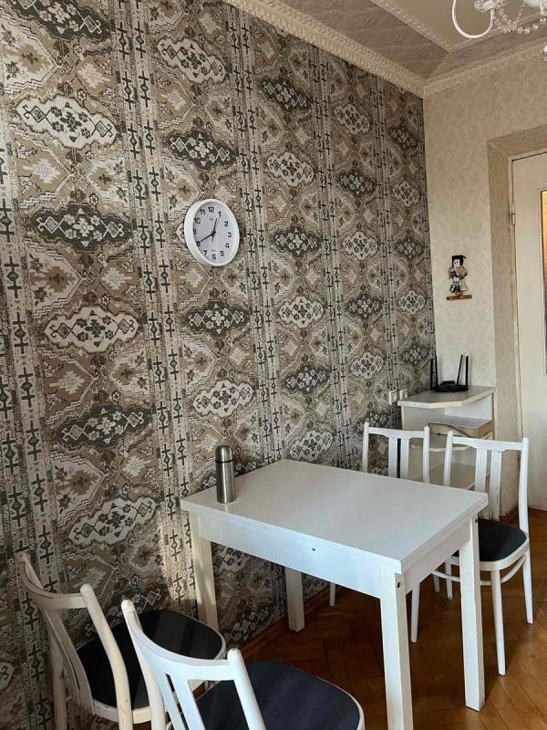 Long term rent 3 bedroom-(s) apartment Lesi Ukrainky Boulevard 21