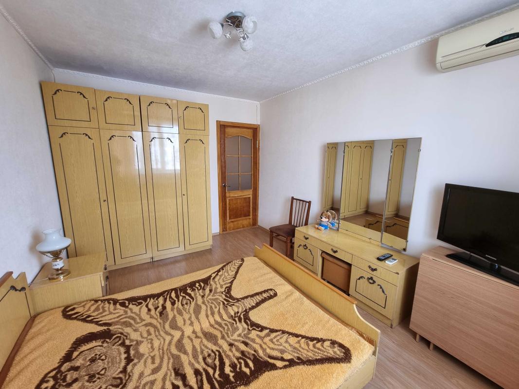 Long term rent 3 bedroom-(s) apartment Olimpiyska Street 15
