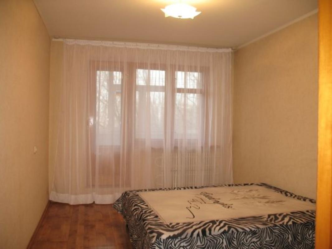 Long term rent 3 bedroom-(s) apartment Druzhby Narodiv Street 204