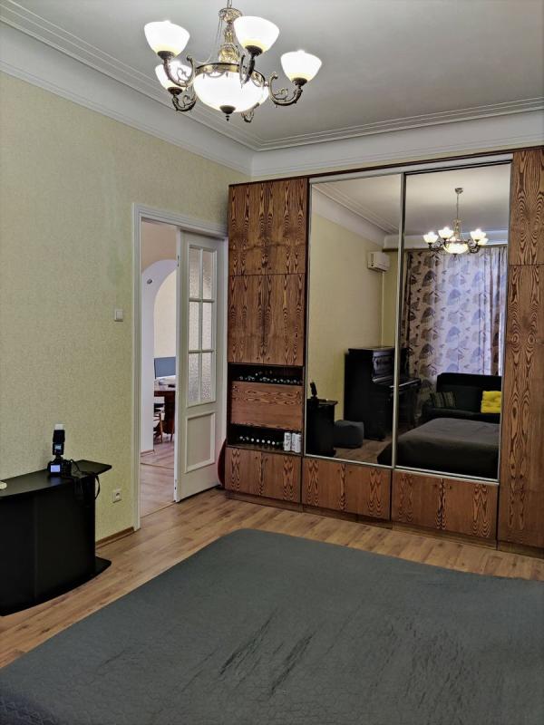 Long term rent 3 bedroom-(s) apartment Bankova Street 1/10
